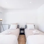 2-bedroom With Garden Apartman